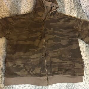 Men’s or Women’s Footlocker Reversible Camo/ Tan Thermal Lined zip up Hoodie.